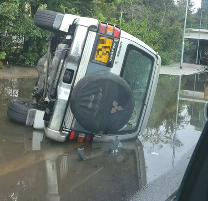 私家車剷石壆翻側墮水凼。網民KC NG‎圖片