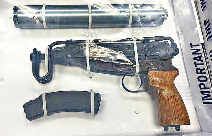 警方檢捷克製衝鋒槍及消音器。