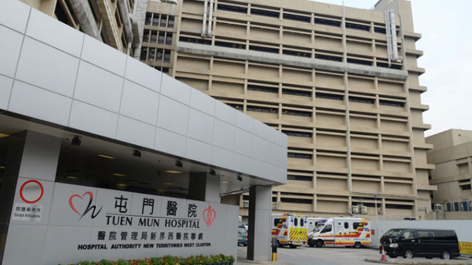 女子由救護車送往屯門醫院治理。資料圖片