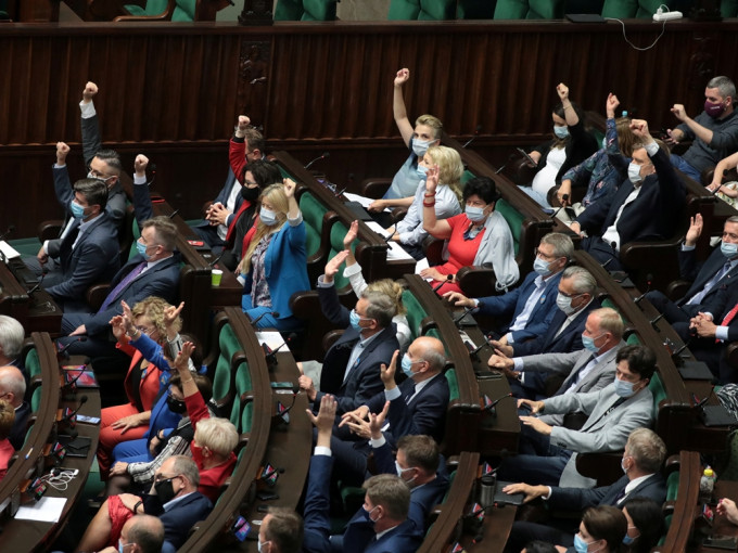拥有460议席的国会众议院以228票赞成、216票反对通过这项媒体法。路透社相片