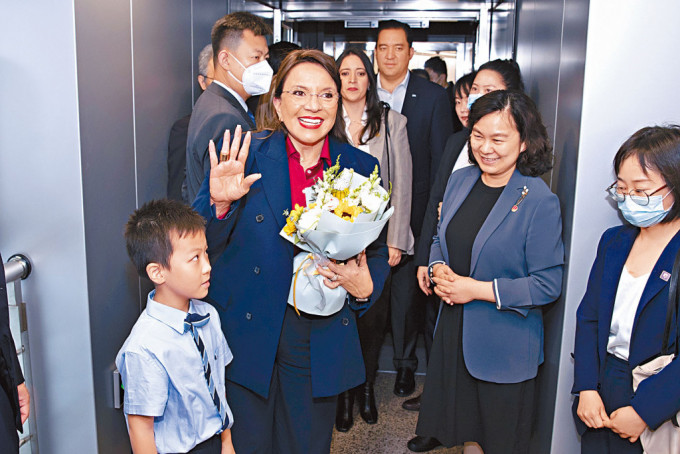 華春瑩（右２）在上海迎接洪都拉斯總統卡斯特羅（中）。