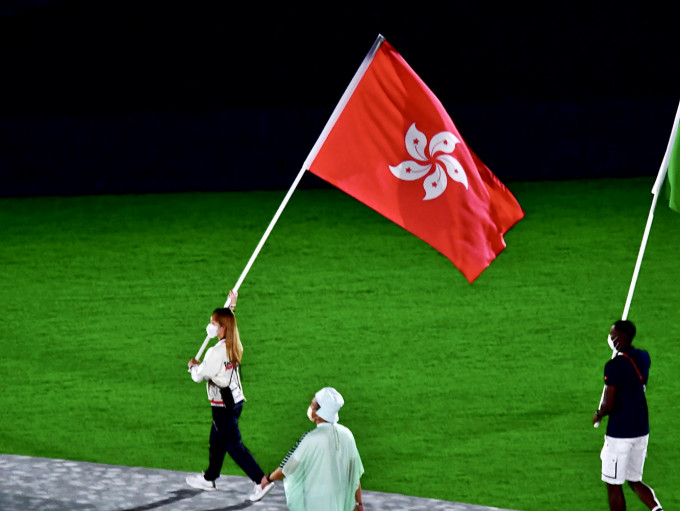 刘慕裳代表香港担任持旗手进场。记者梁柏琛东京摄