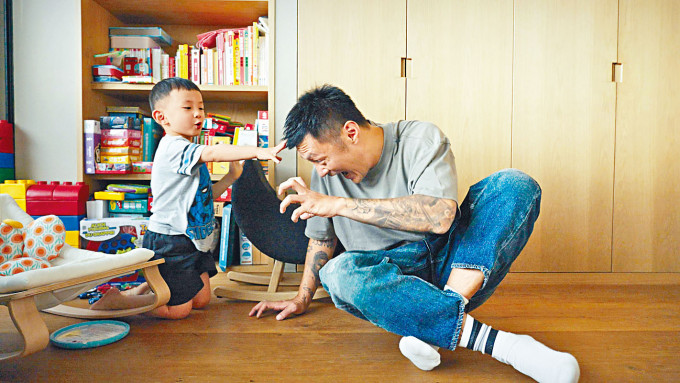 乐仔展现慈父一面，分享与儿子玩乐的片段。