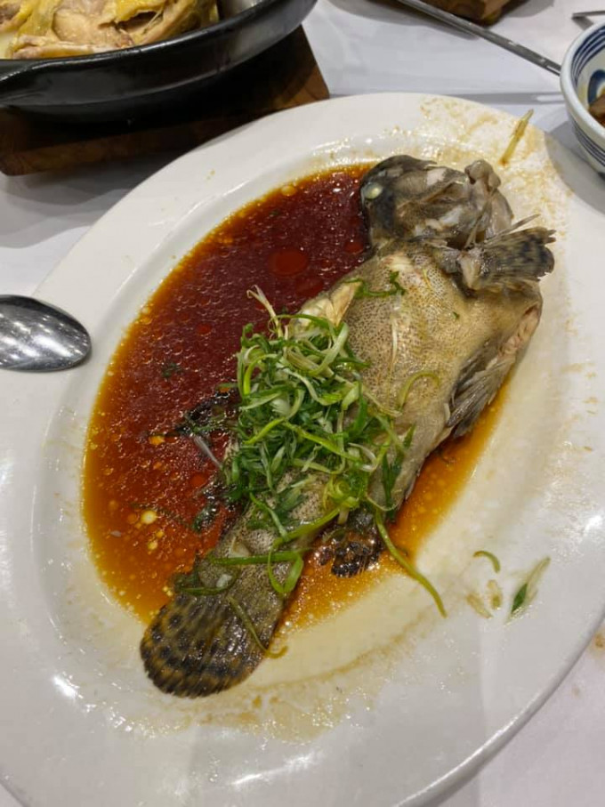 有酒家食客投诉蒸鱼上桌时离奇少一块肉。Facebook群组「中伏饮食报料区」图片