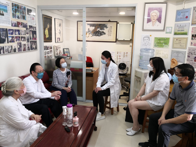 行程期間譚鐵牛（左二）與食衛局長陳肇始（左三）探訪中醫診所。中聯辦圖片