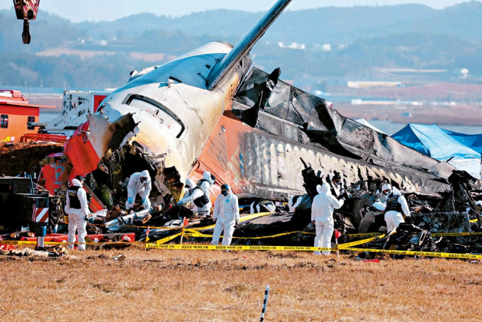 调查人员在济州航空客机失事现场搜证。