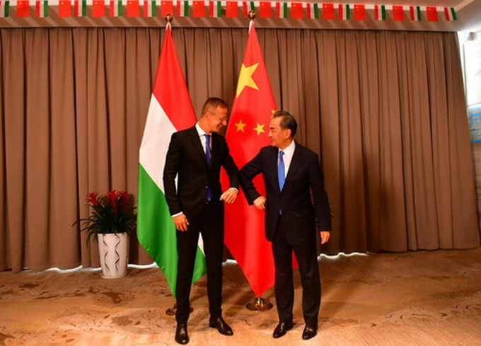 外长王毅展开访问欧洲五国行程，在首站意大利与外长迪马约会面，双方讨论到香港议题。外交部相片