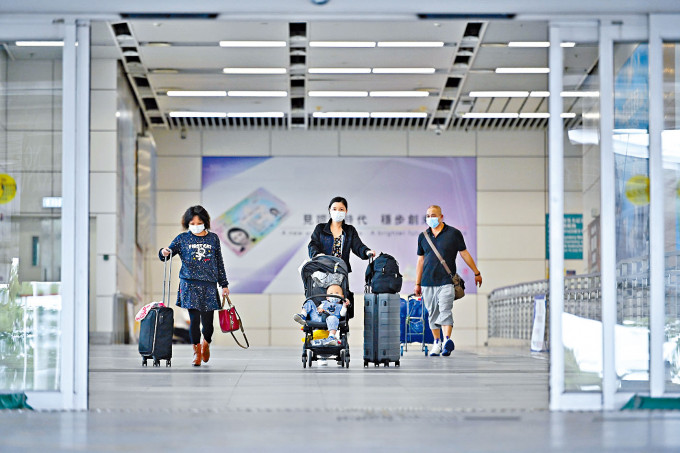 截至七月底，約有二十三萬人次的香港居民在「回港易」計畫下抵港。