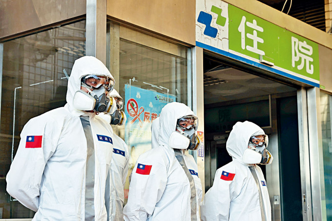 防疫人員昨天到台灣桃園醫院消毒。