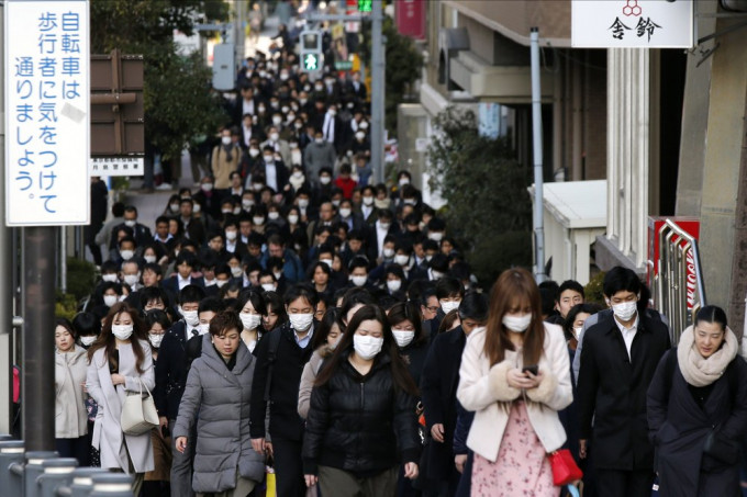 日本民眾外出佩戴口罩。AP圖片