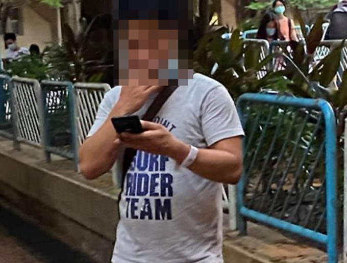 长发邨一名戴上检疫手带的男子，当街除下口罩食烟。 「青衣街坊吹水会 」 Facebook 图片