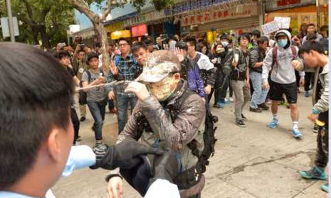 警方当日向示威者（图）喷胡椒喷雾，殃及江川。资料图片