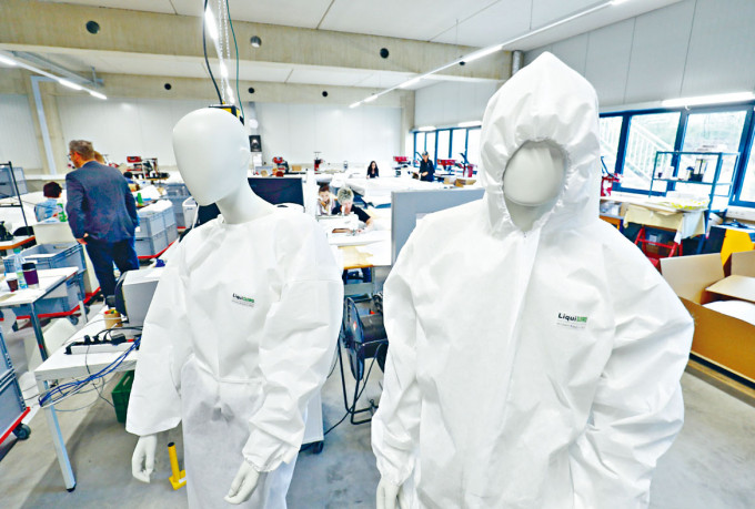 德國貝茨多夫市時裝公司內，有穿上保護衣的人體模型。