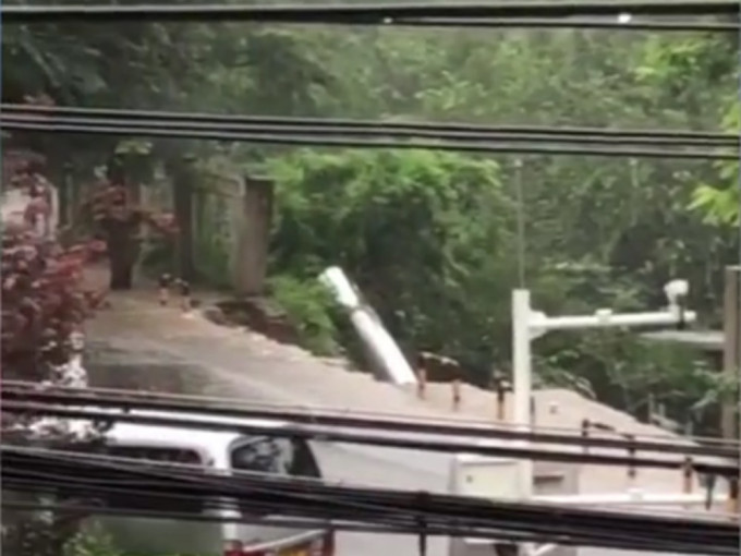 北京香山公園一處護土牆在暴雨下山泥傾瀉，沖入長者公寓。影片截圖