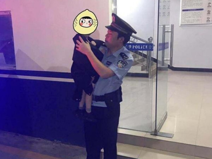 民警接到孩子后，将警服脱下裹住孩子。  网上图片