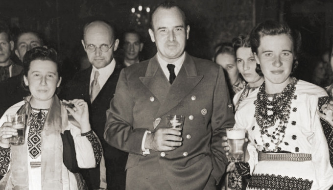 資料圖：1943年，庫比約維奇（左二戴眼鏡者）與納粹領導人之一漢斯·弗蘭克（正中）合影。