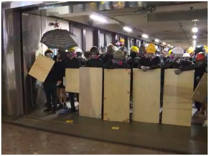 示威者堵塞藍田港鐵站出口。Now新聞截圖