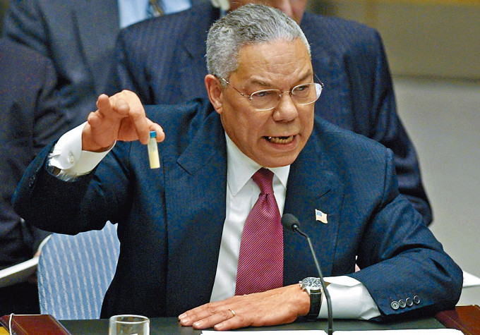 鮑威爾二〇〇三年在聯合國會議上出示裝有粉末的試管，稱是伊拉克研製化武的證據。