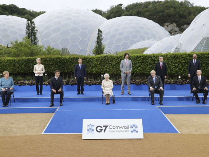 會議結束後七位領袖與英女皇會面及拍照。AP