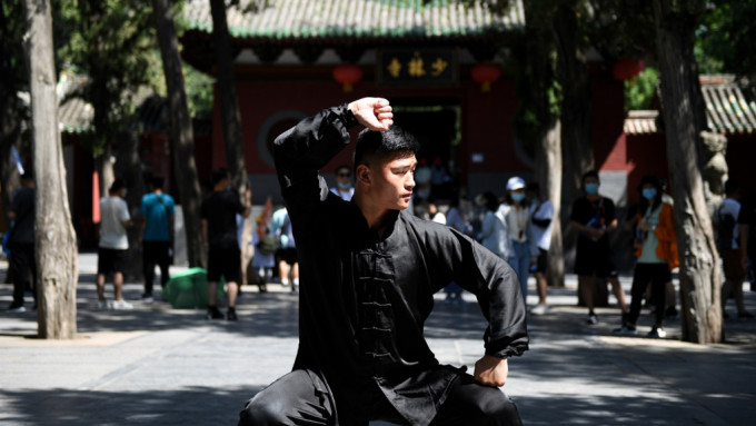 华人之所以把宗教与武术联系起来，主要受一些传统门派和武侠小说的影响，例如少林寺、武当派等。