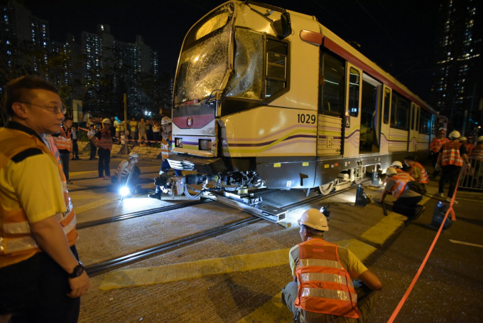 輕鐵車頭嚴重損毀，擋風玻璃碎裂。資料圖片