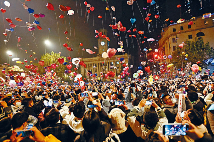 上万人聚集武汉街头参与新年倒计，并在午夜时分放飞气球。