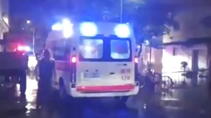 潮州男外卖员冒雨送餐，途中翻车落水身亡。