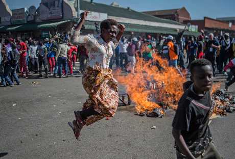 津巴布韦选举被指舞弊，引发示威抗议。AP