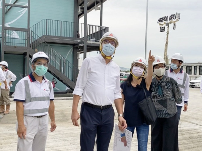 黃偉綸（左二）視察竹篙灣第二期檢疫營舍的工程進度。黃偉綸網誌圖片