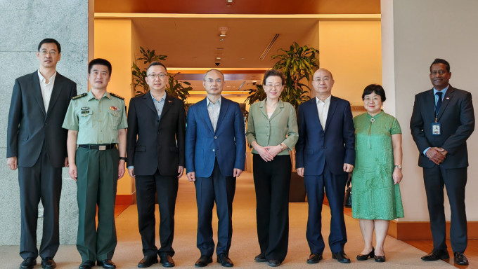 新任駐新加坡大使曹忠明(左四)昨日日攜夫人楊青(左五)抵達新加坡。