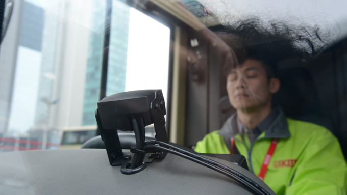 九巴今年４月表示正在十六辆巴士上测试「车长睡意监测系统」。