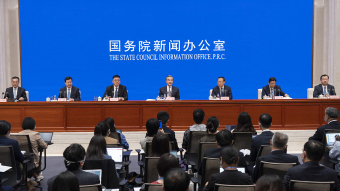 王毅（中）強調中國倡導共同、綜合、合作、可持續的安全觀。新華社