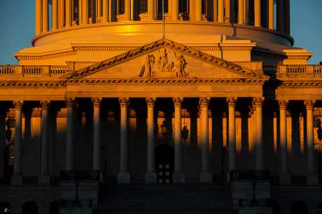 众议院以240票对179票通过恢复部分联邦政府机构运作的法案。AP
