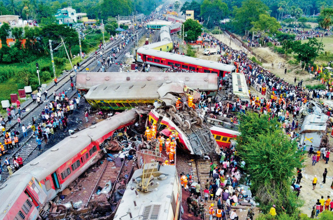 印度奧迪沙邦上周五晚3列火車相撞，救援人員在現場搜救。　