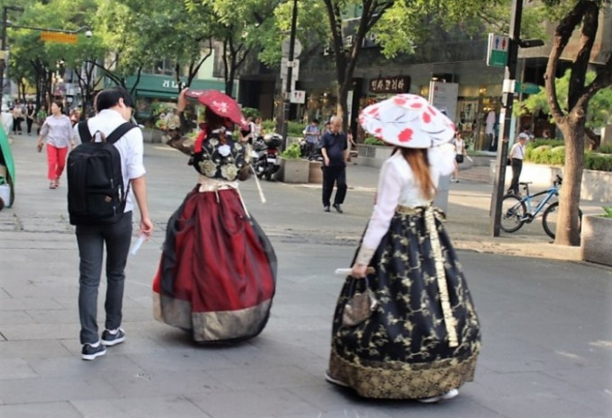 有游客在韩服上加上腰带。网上图片
