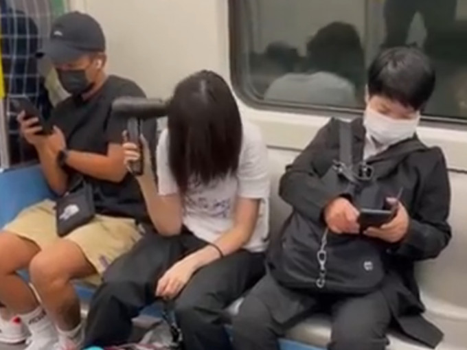 女子在港鐵列車上吹頭，引發網民討論。網上影片截圖