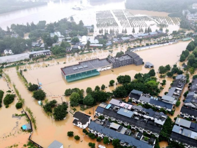近两千年历史的黄龙溪古镇被淹。
