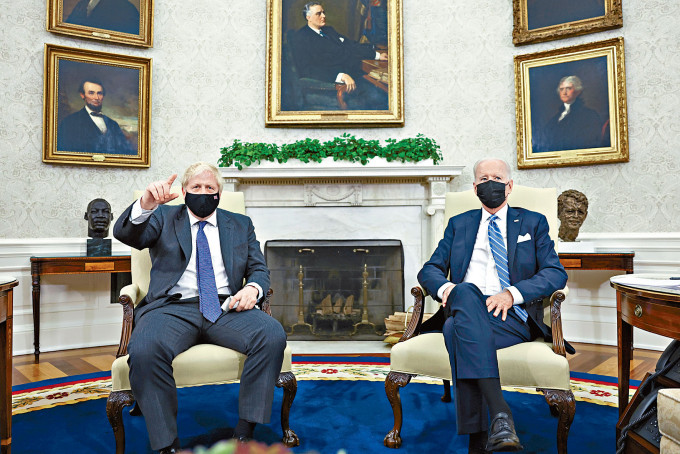 拜登周二于白宫与到访的约翰逊会谈，两位领袖见记者时戴着口罩。