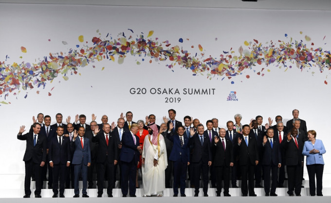 G20峰会在大阪正式揭幕，各国元首会前合影。AP