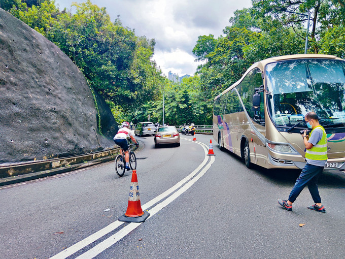 ■單車男失控撞旅巴車身。意外後仍見有單車手駛經現場。