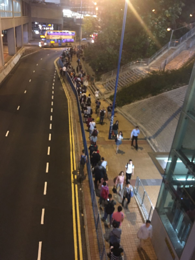 大批市民排队乘搭港铁接驳巴士。