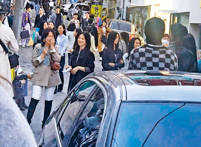 宋慧喬被發現在首爾街頭拍攝新劇，與工作人員談笑風生。