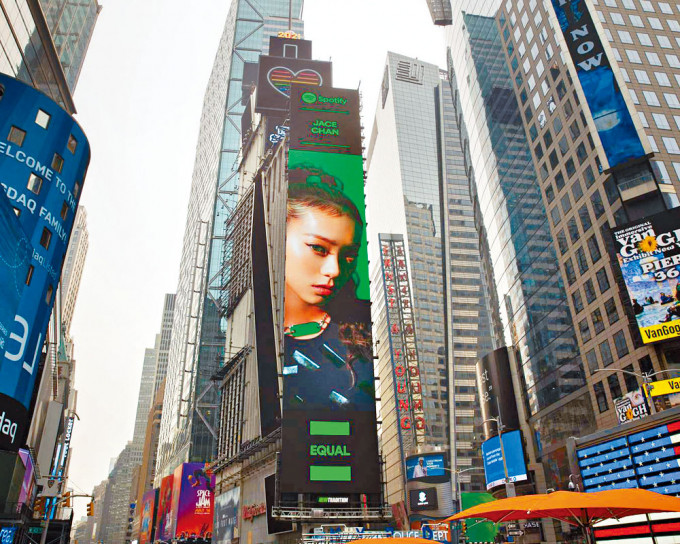 Jace成績驕人，照片榮登美國紐約時代廣場巨幕。