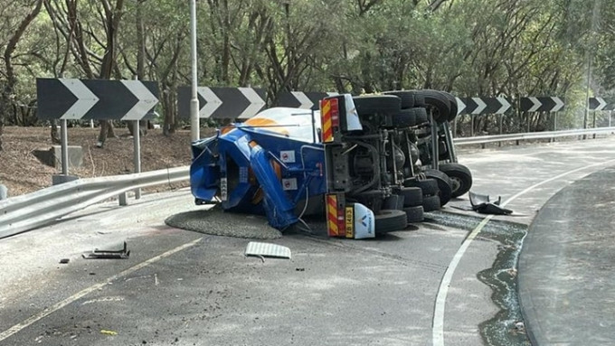 田螺車翻側。fb香港突發事故報料區圖片