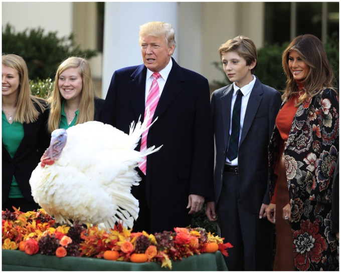 白宮舉行特赦火雞儀式巴倫在鏡頭前顯得靦腆。AP
