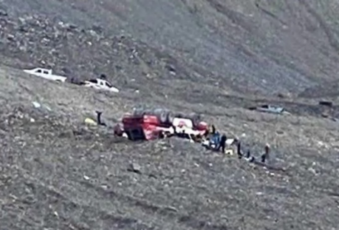 观光巴士翻转伤者由直升机送院。fb