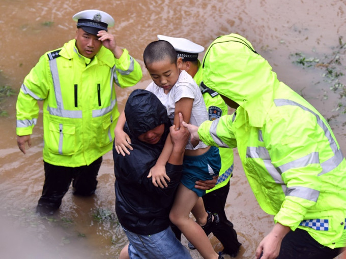 卫辉市黄庄村遭洪水侵袭，村内积水严重。新华社
