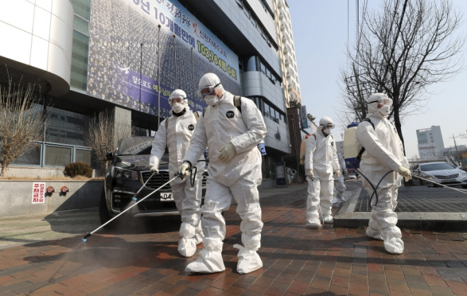 南韓當局加強採取防控疫情相關措施。AP