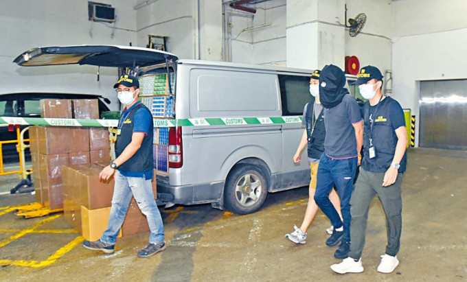 關員在長沙灣工廈拘捕一名男子，並在客貨車內檢獲大批加熱煙。