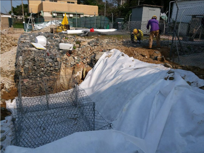 土木工程拓展署去12月開始在受海浪侵蝕的位置修建石築海堤及石籠護土牆的工程